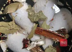 Illustration of how to make salty shredded chicken 3 