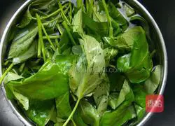 Illustration of how to make garlic water spinach 2