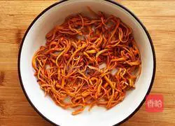 Illustration of how to make cold cucumber and cordyceps flowers 6