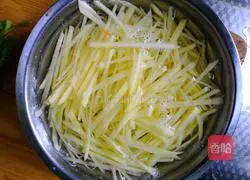 Illustration of how to stir-fry three shredded silkworms 3