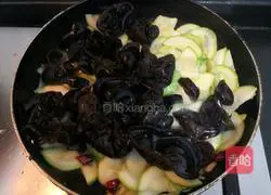 Illustration of how to make fried fungus with zucchini 16