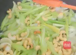Illustration of how to stir-fry cashews with celery and lily 6