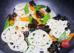 Illustration of how to make lotus pond stir-fry 7