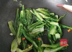 Illustration of how to make garlic lettuce 8