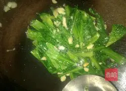 Illustration of how to make stir-fried lettuce 4