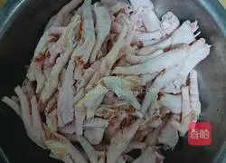 Illustration of how to soak feet and chicken feet in lemon 2