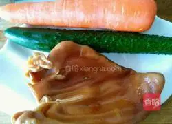 Illustration of how to make red oil cucumber mixed with ear shreds 1