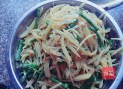 Illustration of how to make fried cowpeas and potatoes 12