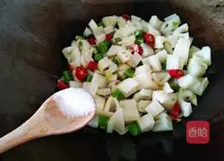 Illustration of how to make spicy lotus root dices 13