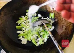 Illustration of how to stir-fry celery and lily 8