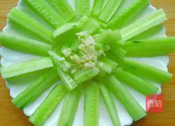 Illustration of how to make cucumber mixed with fungus 4