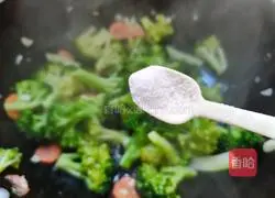 Illustration of how to stir-fry carrots with broccoli 14
