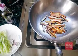 Illustration of how to make fried celery and dried celery 4