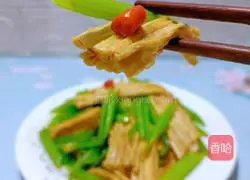 Illustration of how to stir-fry celery and yuba 16