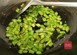 How to stir-fry onions with green peppers Illustration 5