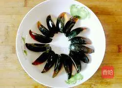 Illustration of how to make cucumber mixed with preserved eggs 9