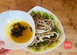 Illustration of how to make scallion oil tofu skin 3