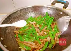 Illustration of how to stir-fry green beans with tea tree mushrooms 14