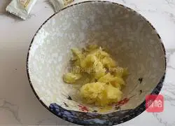 Illustration of how to make minced ginger mixed with lotus root 1