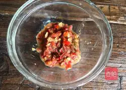 Illustration of how to make lettuce with chili sauce 3