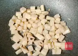 Illustration of how to stir-fry lotus root with double pepper 6