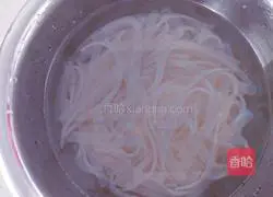 Illustration of how to mix spinach with wide noodles 4