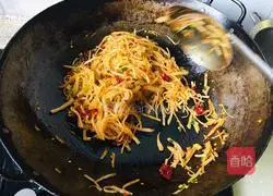 Illustration of how to make red mustard shreds 10