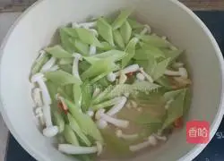 Illustration of how to stir-fry lettuce with white jade mushrooms 7