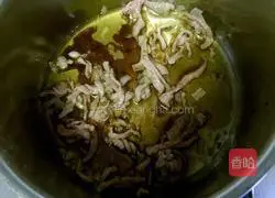 Illustration of how to mix cabbage with vermicelli 12