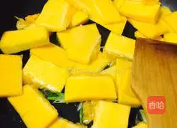 Illustration of how to make crispy pumpkin with scallion oil 5