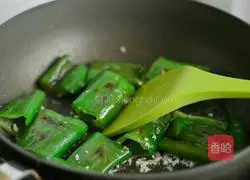 Illustration of how to make pan-fried tiger skin pepper 6