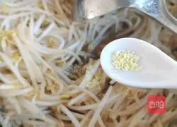 Illustration of how to stir-fry mung bean sprouts in vinegar 12