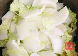 Illustration of how to make cabbage, carrot and tofu stew 1