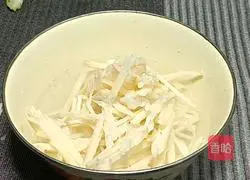 Illustration of how to make spicy and sour shredded lotus root 1