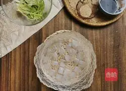 Illustration of how to mix shredded green onions with eight-legged claws 8