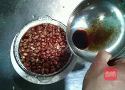 Illustration of how to soak peanuts in vinegar 4