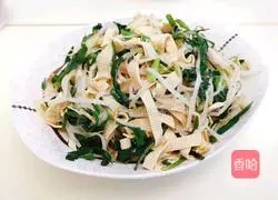 Illustration of how to stir-fry bean sprouts with bean skin and leeks 9 