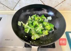 Illustration of how to make stir-fried broccoli 11