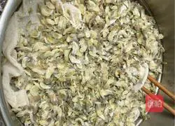 Illustration of how to steam locust flowers 7