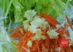 Illustration of how to make shredded bamboo shoots in cold salad 3