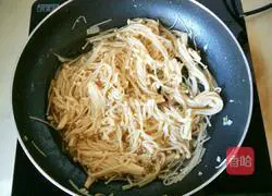 Illustration of making enoki mushrooms in oyster sauce 8