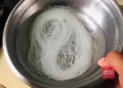 Illustration of how to mix Chinese cabbage with vermicelli 1