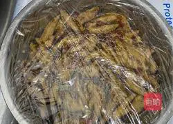 Illustration of how to soak chicken feet in sauce 8