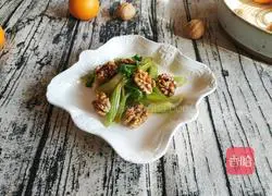 Illustration of how to mix celery and peach kernels 11