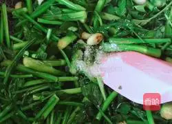 Illustration of how to make minced garlic and wild celery 8