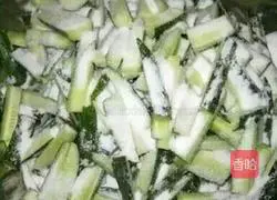 Illustration of how to make self-pickled cucumber pickles 2