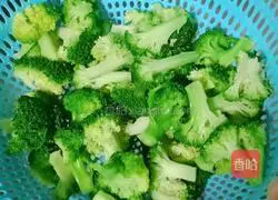 Illustration of how to stir-fry carrots with broccoli 6