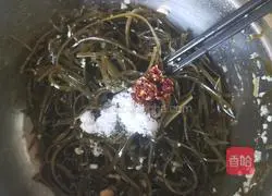 Illustration of how to make shredded kelp with garlic paste 3