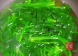 Illustration of how to make nut spinach 3