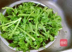 Illustration of how to stir-fry chrysanthemum with garlic and shiitake mushrooms 1